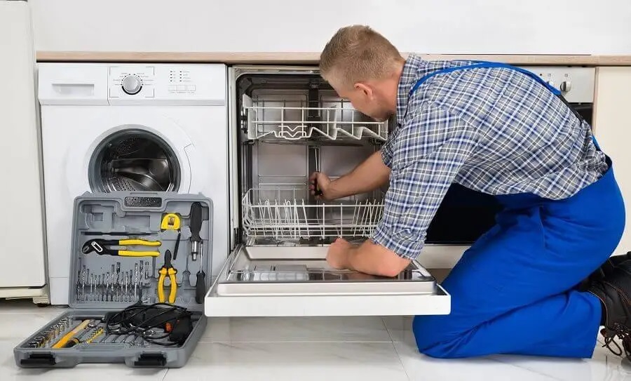 Çiğli Beko servisi teknisyen ekibi beyaz eşya tamiri yaparken